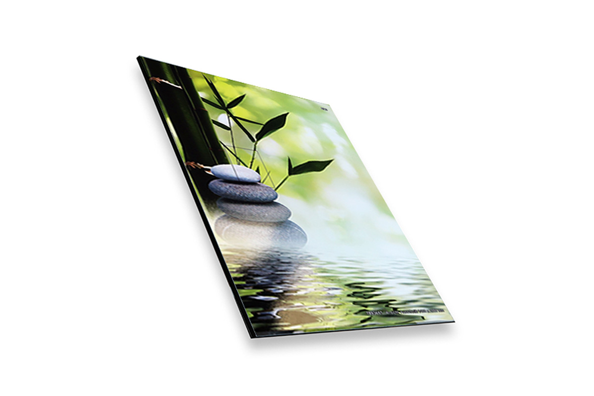 Leinwandbild mit gestapelten Steinen und Bambus in einer ruhigen Wasserumgebung, die Zen und Entspannung ausstrahlt.